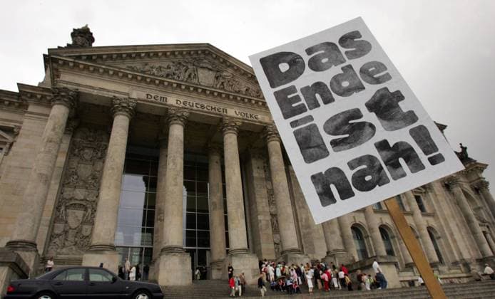 Der gelernte Repro-Fotograf und Empfänger von Arbeitslosengeld II, Tom Hübsch, aus Berlin demonstriert alleine am Freitag (01.07.2005) in Berlin vor dem Reichstag, in dem Bundeskanzler Gerhard Schröder (SDP) im Bundestag die Vertrauensfrage stellt