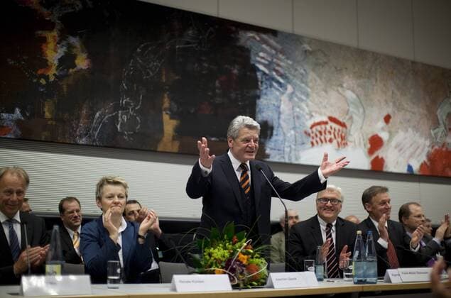 Deutschland, Berlin, Bundestag, 14.Bundesversammlung zur Wahl des 10. Bundespräsidenten - L-R: Fraktionssitzung von B90 Grüne und SPD nach der Wahl, mit Jürgen Trittin, Renate Künast, Joachim Gauck, Frank-Walter Steinmeier, Thomas Oppermann