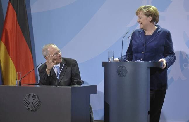 Dr. Wolfgang Schäuble (CDU), Bundeskanzlerin Angela Merkel (CDU) während einer Pressekonferenz anlässlich des Expertengesprächs zum Thema - Neue Finanzarchitektur - in Berlin