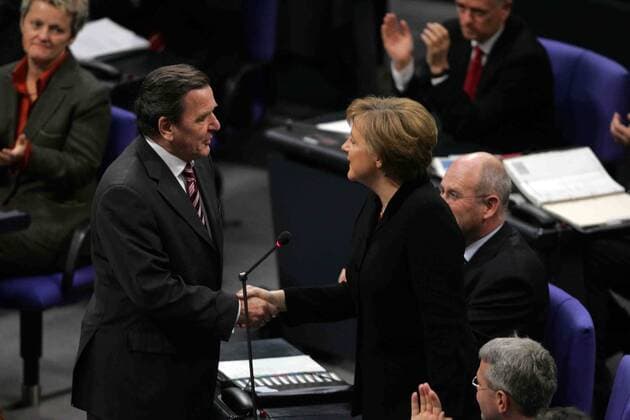Gerhard Schröder (SPD, l.) gratuliert Angela Merkel (CDU,r.) am Dienstag (22.11.2005) in Berlin im Bundestag zur Wahl zur ersten Kanzlerin der Bundesrepublik Deutschland.