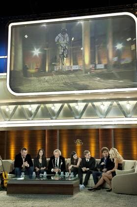 Schaltung zur Aussenwette Buggy mit Wettkandidat Stefan NISTELBERGER, auf der Couch von links Boxer Vitali KLITSCHKO mit Ehefrau Natalia, Moderator Thomas GOTTSCHALK, Sängerin Lena MEYER-LANDRUT, Schauspieler Matthias SCHWEIGHÖFER, Comedian Atze SCHRÖDER und Moderatorin Michelle HUNZIKER, Wetten dass...? aus Hannover, 06.11.2010.