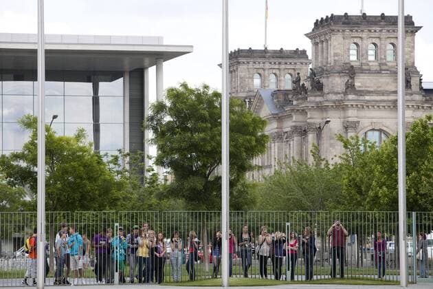 Berlin - Touristen vor dem Bundeskanzleramt nahe dem Abgeordnetenhaus und dem Reichstag anlässlich eines Besuchs von Präsident Nicolas Sarkozy
