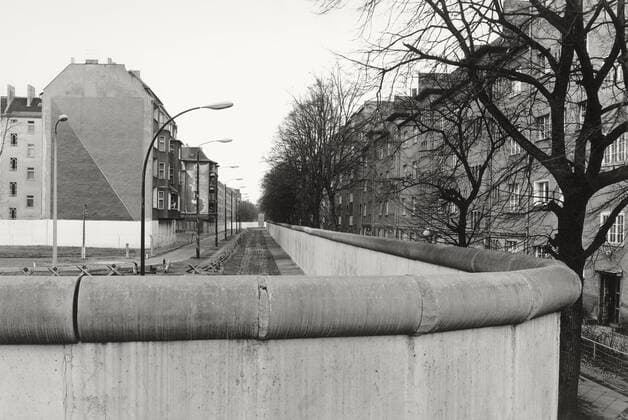 Blick über die Berliner Mauer 1985 mit Wohnblocks auf beiden Seiten, Berlin, Deutschland, Europa ibxmir01735454