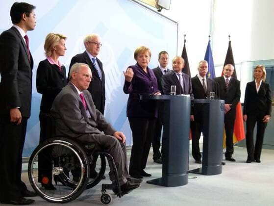 10.11.2010 Berlin-DEU, das JAHRESGUTACHTEN 2010 2011 des Sachverständigenrates zur Begutachtung der gesamtwirtschaftlichen Entwicklung wurde von den Professoren Bundeskanzlerin Angela MERKEL, CDU, überreicht, Foto, v.l.n.r.: die Bundesminister Philipp RÖSLER, Ursula von der LEYEN, Wolfgang SCHÄUBLE und Rainer BRÜDERLE strahlten mit der Kanzlerin um die Wette, neben Merkel die Wissenschaftler Wolfgang FRANZ (im Vordergrund), dahinter : Peter BOFINGER, Christoph M. SCHMIDT, Wolfgang WIEGARD und Beatrice WEDER di MAURO