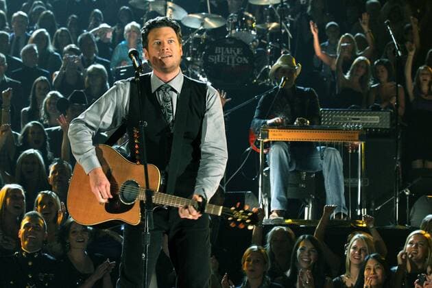 Blake Shelton performs during the 44th Annual Country Music Awards in Nashville, Tennessee on November 10, 2010.  CMA20101110343