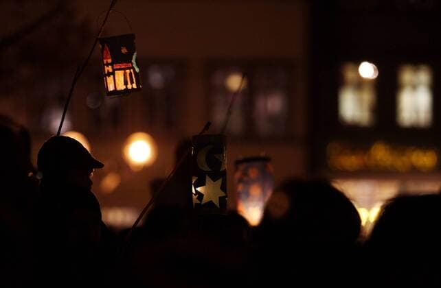 Martinsumzug mit Laternen auf dem Domplatz in Erfurt - im Bild: Der Domplatz ist Ziel tausender Laternenträgern