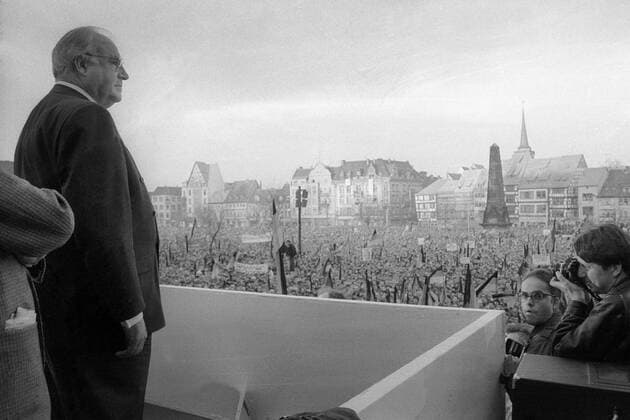 Bundeskanzler Helmut Kohl (Deutschland CDU) mobilisiert die Massen - Wahlkampfveranstaltung in Erfurt