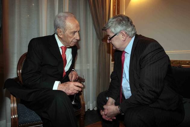 Empfang in der israelischen Botschaft anlässlich des Staatsbesuchs von Israels Präsident Schimon Peres in Berlin: Joschka Fischer (re.) und Schimon Peres.