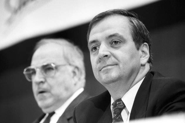 Spitzenkandidat Klaus Töpfer (re.) und Bundeskanzler Helmut Kohl (beide BRD CDU) während des Parteitags der Saarland-CDU in Saarbrücken