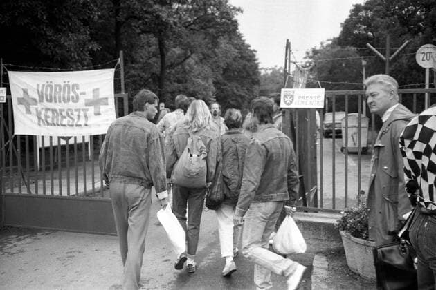 Flüchtlinge aus der DDR am Eingang zum Gelände des Deutschen Roten Kreuzes in Budapest