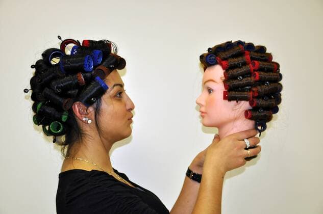 Model mit Lockenwickler und Friseurpuppe !MODEL RELEASED!
