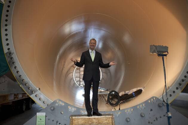 Deutschland, Cuxhaven, Bundesumweltminister Norbert Röttgen CDU besichtigt das Unternehmen AMBAU GmbH welches Stahltürme für Windenergieanlagen herstellt, 26.07.2010