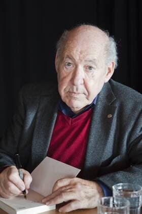 Der Holocaust-Überlebende Sally Perel signiert seine Autobiografie Ich war Hitlerjunge Salomon für Schüler der Gesamtschule Friedenstal