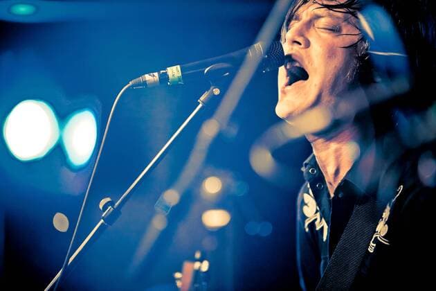 Sänger und Gitarrist Björn Hans - Erik Dixgard ( SWE Mando Diao ). Sänger und Gitarrist Björn Hans - Erik Dixgard ( SWE Mando Diao ) während eines Konzertes am 17.11.2007 in Halle Saale.