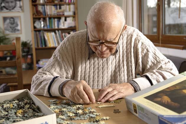  Alter Mann, Senior, 92 Jahre, mit Puzzle ibllid01744390