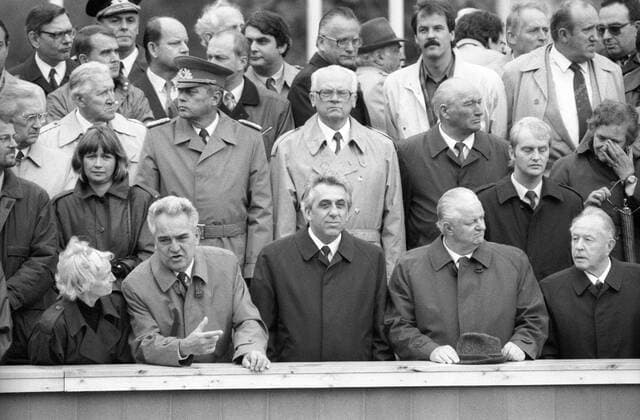 Feier des 40jährigen Bestehens der Deutschen Demokratischen Republik in Berlin Ost: Margot Honecker, Günter Kleiber (2.v.li., GDR SED), Egon Krenz (Mitte, GDR SED), Werner Krolikowski (2.v.re., GDR SED) und Erich Mielke (re., GDR Minister für Staatssicherheit)