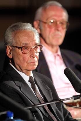 Musikwissenschaftler Prof. Dieter Härtwig links und ehemaliger Chorsänger Siegfried Müller ( beide GER ) während der Aufzeichnung der MDR-FIGARO Sendung KLASSIK TALK: Hommage an Herbert Kegel am 20.11.2010 im MDR-Studio am Augustusplatz in Leipzig.
