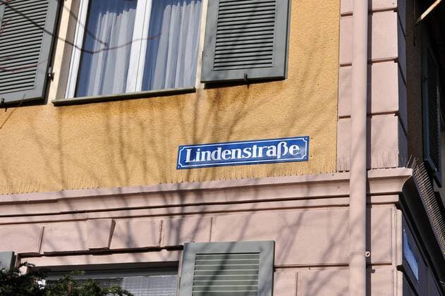 Fernsehserie Lindenstraße - Kulisse Straßenschild im Kulissenbau der Lindenstraße auf dem WDR Studiogelände in Köln am 21.11.2010