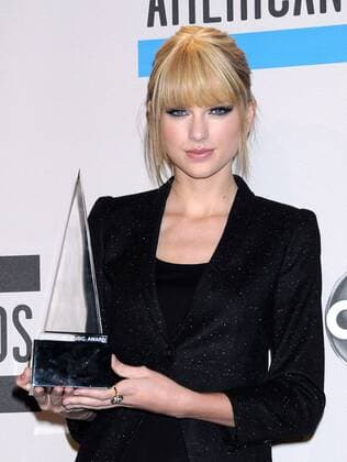 Taylor Swift, die Sängerin und Preisträgerin mit ihrem Award bei den 2010 American Music Awards am 21.11.2010 in Los Angeles 2010 American Music Awards - Press Room 