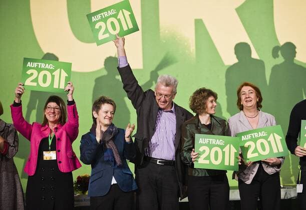 Abschlussbild mit den Spitzenkandidaten für die Landtagswahlen 2011, mit v.l. Claudia DALBERT (Sachsen-Anhalt), Renate KÜNAST (Berlin), Winfried KRETSCHMANN (Baden-Württemberg), Eveline LEMKE (Rheinland-Pfalz), Karoline LINNERT (Bremen), halten Schilder mit Auftrag 2011 hoch, 32. Ordentliche Bundesdelegiertenkonferenz von Bündnis 90 Die Grünen vom 19. - 21.11.2010 in Freiburg
