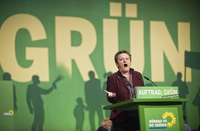 Renate KÜNAST, Fraktionsvorsitzende, bei Ihrer Rede, Gestik, Geste, dahinter steht das Wort Grün, - 32. Ordentliche Bundesdelegiertenkonferenz von Bündnis 90 Die Grünen in Freiburg