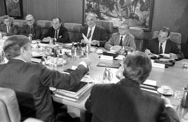 Bundeskanzler Helmut Kohl (Mitte, Deutschland CDU) neben Außenminister Hans-Dietrich Genscher (3.v.li., Deutschland FDP), Rudolf Seiters (2.v.re., Deutschland CDU Minister für besondere Aufgaben Chef des Bundeskanzleramtes) und Staatssekretär Lutz Stavenhagen (re., Deutschland CDU) während einer Kabinettssitzung in Bonn