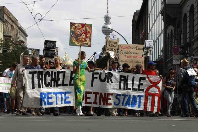 Demonstration mit einer Performance über blutsaugende Vampir-Banker in Berlin vor dem von der Räumung bedrohten Tacheles in der Oranienburger Strasse im Stadtteil Mitte.