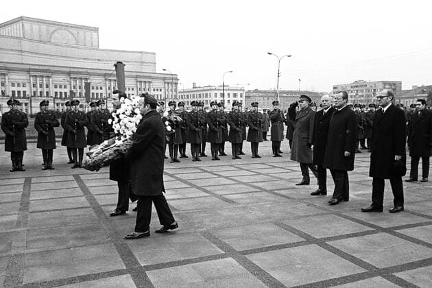 Bundeskanzler Willy BRANDT, rechts, und Bundesaussenminister Walter SCHEEL, folgen den Kranzträgern zur Kranzniederlegung vor dem Denkmal der Helden des Ghettos, vor dem historischen Kniefall in Warschau 1970, SW-Aufnahme, 07.12.1970
