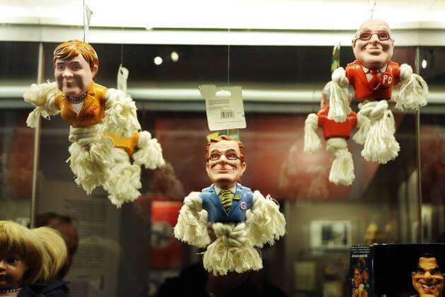 Deutschland, Bonn. Die Ausstellung - Spass beiseite. Humor und Politik in Deutschland - im Haus der Geschichte. Foto: als Hundespielzeug dienen Angela Merkel, Guido Westerwelle und Gregor Gysi.