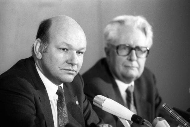 Walter Momper (li., Deutschland SPD) neben Hans-Jochen Vogel (re., Deutschland SPD-Bundesvorsitzender) während einer Pressekonferenz in Berlin