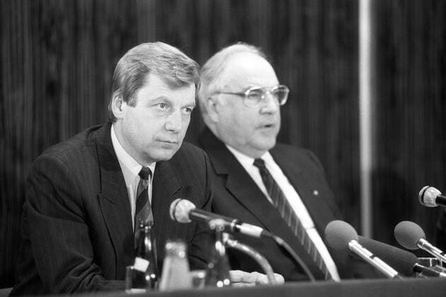 Eberhard Diepgen (Deutschland CDU Regierender Bürgermeister Berlin) während einer Pressekonferenz in Berlin - daneben Bundeskanzler Helmut Kohl (re., Deutschland CDU)