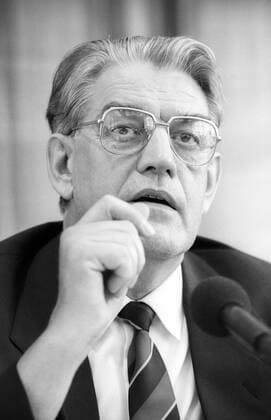 Hans Reichelt (DDR Minister für Umweltschutz und Wasserwirtschaft) während einer Pressekonferenz in Bonn