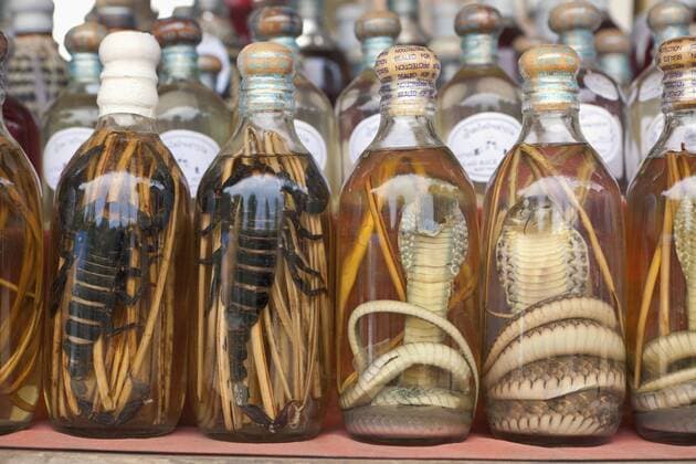  Laotischer Rum, Rumflaschen mit Schlangen und Skorpionen werden zum Kauf angeboten, Marktstand in Luang Prabang, Laos, Südostasien iblbdn01781223