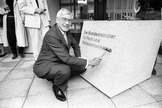 Postminister Christian Schwarz-Schilling (Deutschland CDU) installiert vor dem Bundespostministerium in Bonn den Granitblock mit der Aufschrift: Der Bundesminister für Post und Telekommunikation