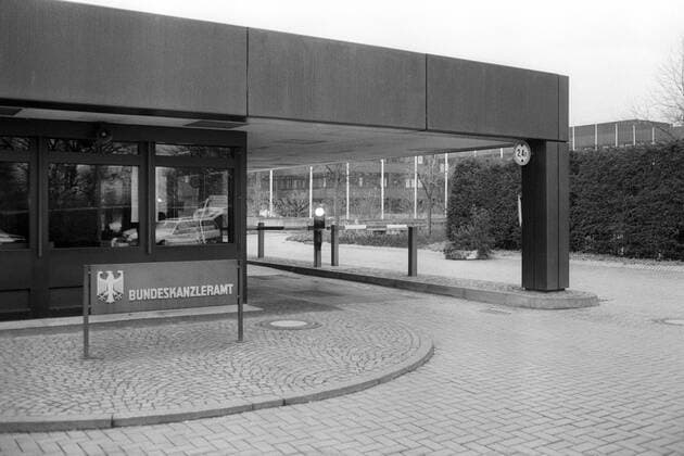 Eingang des Bundeskanzleramtes in Bonn