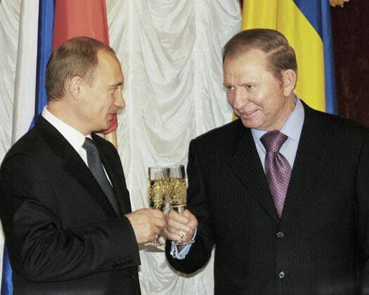 TAS 70. KIEV,UKRAINE .October 27 The Russian President Vladimir Putin (L) and his counterpart Leonid Kuchma (R) toast during the ceremony of signing an cooperation agreement in the field of gaz industry.  TASS_134765