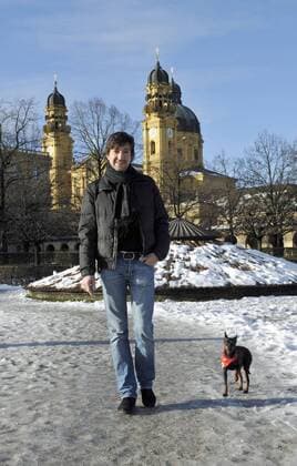 Tom Fritsch geht mit seinem Hund Ludwig im Hofgarten in München Gassi am 7. Dez. 2010