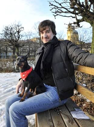Tom Fritsch geht mit seinem Hund Ludwig im Hofgarten in München Gassi am 7. Dez. 2010
