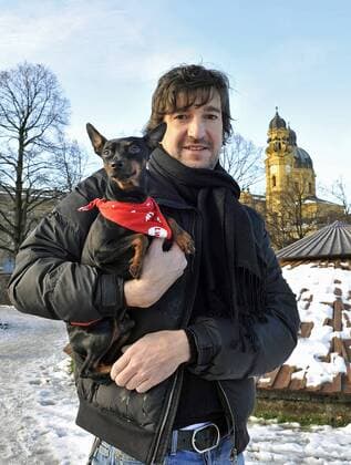 Tom Fritsch geht mit seinem Hund Ludwig im Hofgarten in München Gassi am 7. Dez. 2010
