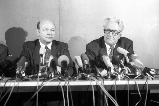 Hans-Jochen Vogel (r., Deutschland SPD-Parteivorsitzender) und Walter Momper (Deutschland SPD) während einer Pressekonferenz in Berlin