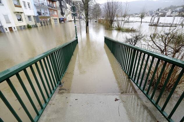 IMAGO Nature: Unsere Erde, Klimawandel, Überschwemmungen DEU , DEUTSCHLAND : Hochwasser der Mosel in Zell DEU , GERMANY : Flood of Mosel river in Zell 09.01.2011
