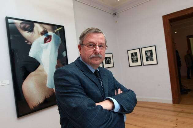 Apolda , Kunsthaus Apolda , Ausstellung von Fotografien von Helmut Newton , Ausstellungseröffnung im Bild: Chef Kunsthaus Apolda Hans Jürgen Giese (60) vor einem Portrait von Monica Belluci