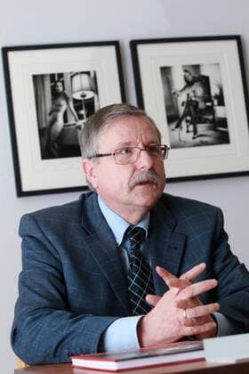Apolda , Kunsthaus Apolda , Ausstellung von Fotografien von Helmut Newton , Ausstellungseröffnung im Bild: Chef Kunsthaus Apolda Hans Jürgen Giese (60)