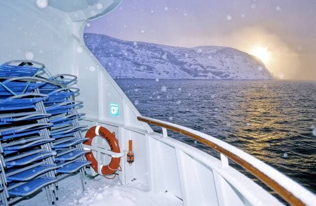 Fahrt mit der Hurtigruten entlang der winterlichen Nordküste von NordNorwegen. Von Tromso nach Kirkenes