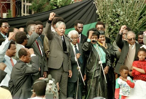 IMAGO History, Ende der Apartheid in Südafrika: 1990-1994 GW0397, South Africa, Johannesburg, 1990: Nelson Mandela outside his house in Soweto after his release from prison. ANC - African National Congress, Winnie Mandela, Walter Sisulu Gallo1404