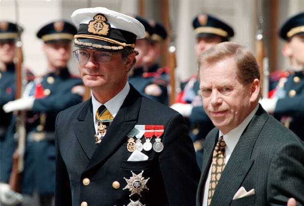 Czech President Vaclav Havel, right, accompanies King Carl XVI Gustaf of Sweden as he inspects the Castle Guard unit at Prague Castle on his arrival for an official visit, May 16, 1995. CTK Photo Jan Trestik  CTKPhoto00106530
