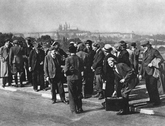 Prague 1938, citizens on Charles Bridge during mobilization.  CTKPhoto00266964 !AUFNAHMEDATUM GESCHÄTZT!