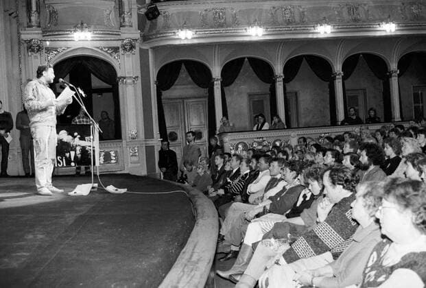 A brutal police action against peaceful march of students in Prague on November 17, 1989, sparked the Velvet Revolution, a series of non-violent demonstrations that toppled the authoritarian Communist regime in Czechoslovakia. Actor of Prague Theatre on Vinohrady Ladislav Frej gather informs audience that the ensemble joins strike of students on November 22, 1998. CTK Photo Zuzana Humpalova  CTKPhoto01141581