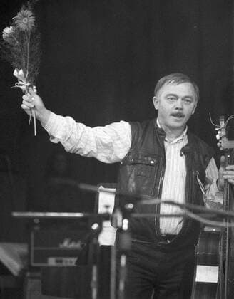 Karel Kryl, popular Czech singer-songwriter of protest songs, who returned home during Czechoslovakia Velvet revolution after 20 years in German exile, sings at the Concert for All Good People in Prague Sport Hall on December 3, 1989. CTK Photo Michal Dolezal  CTKPhoto01142063