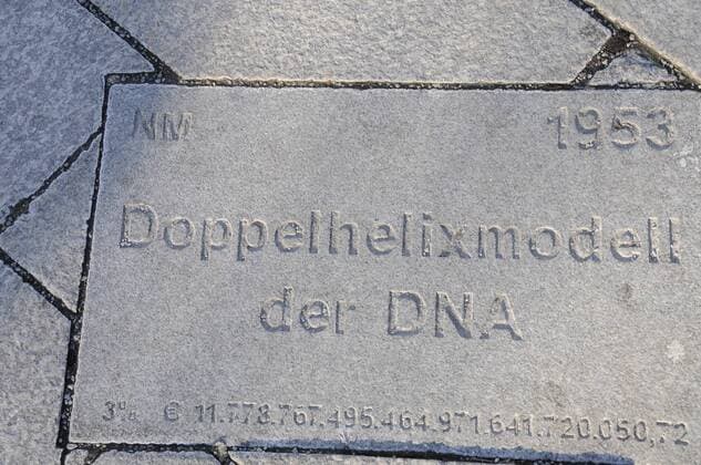 Wörgl Österreich 22.01.11: Wörgler Meilensteine in der Bahnhofstraße - Doppelhelixmodell der DNA (1953)